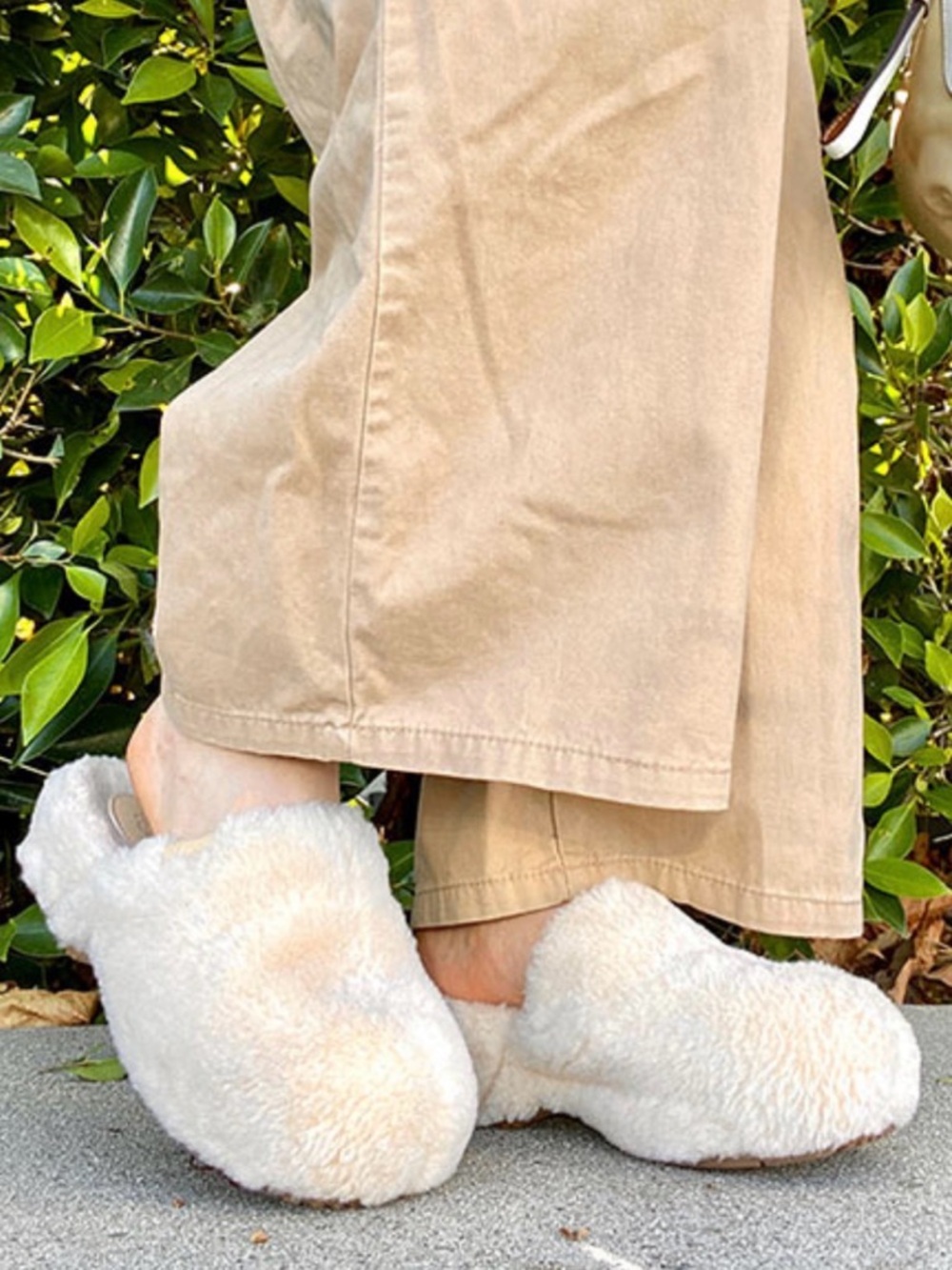 UGG FUZZ SUGAR CLOG NATURAL SLIDE SLIP ON FAUX FUR
SANDALS in Sz 8